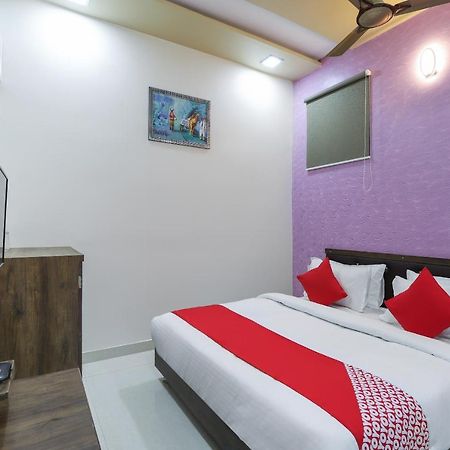 Oyo 47110 Hotel Royal Palace Naroda Buitenkant foto
