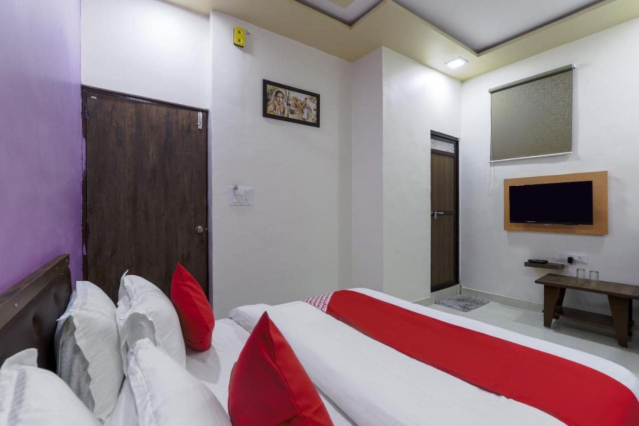 Oyo 47110 Hotel Royal Palace Naroda Buitenkant foto