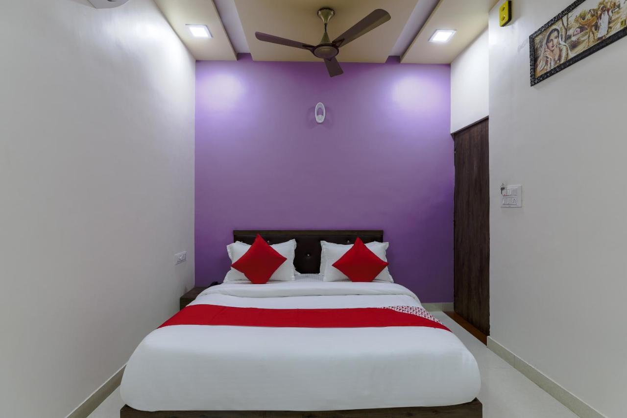 Oyo 47110 Hotel Royal Palace Naroda Buitenkant foto