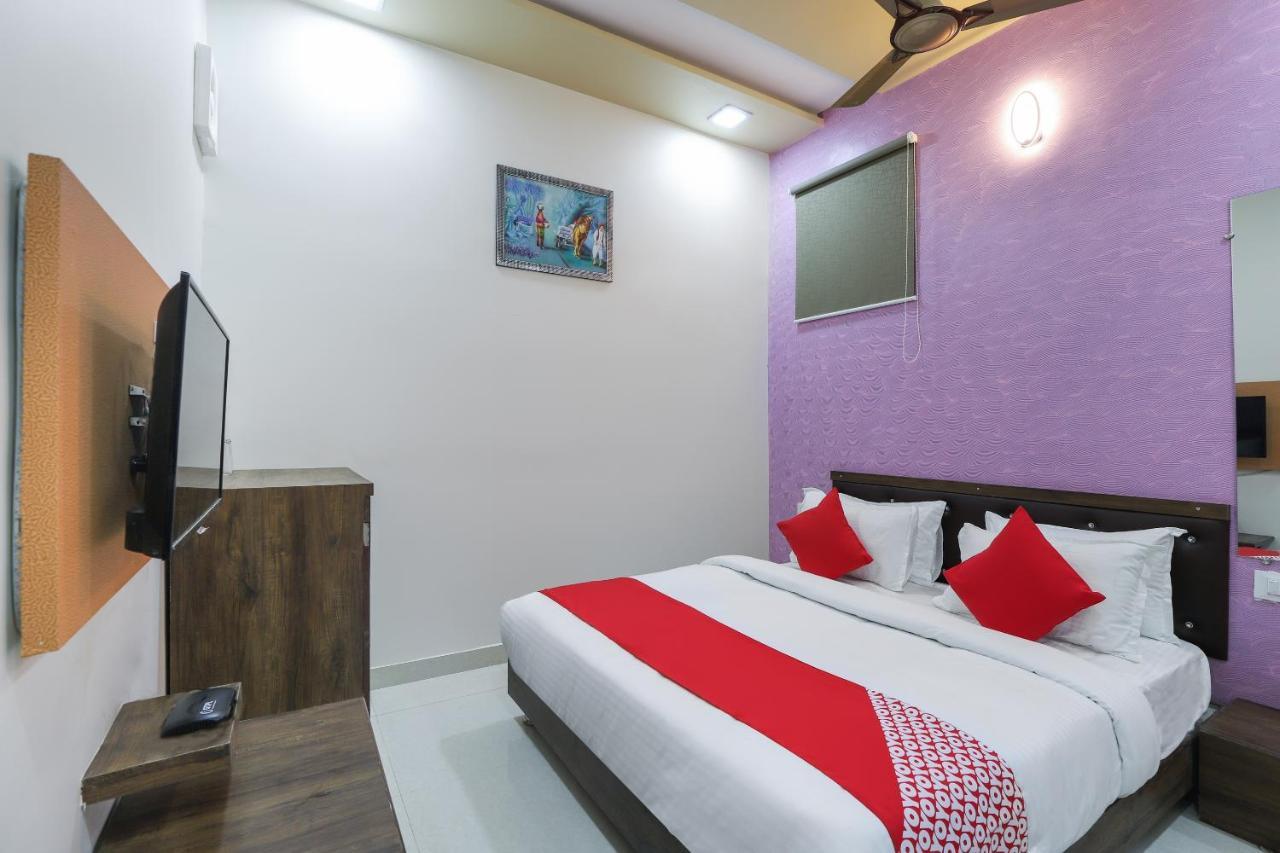 Oyo 47110 Hotel Royal Palace Naroda Buitenkant foto