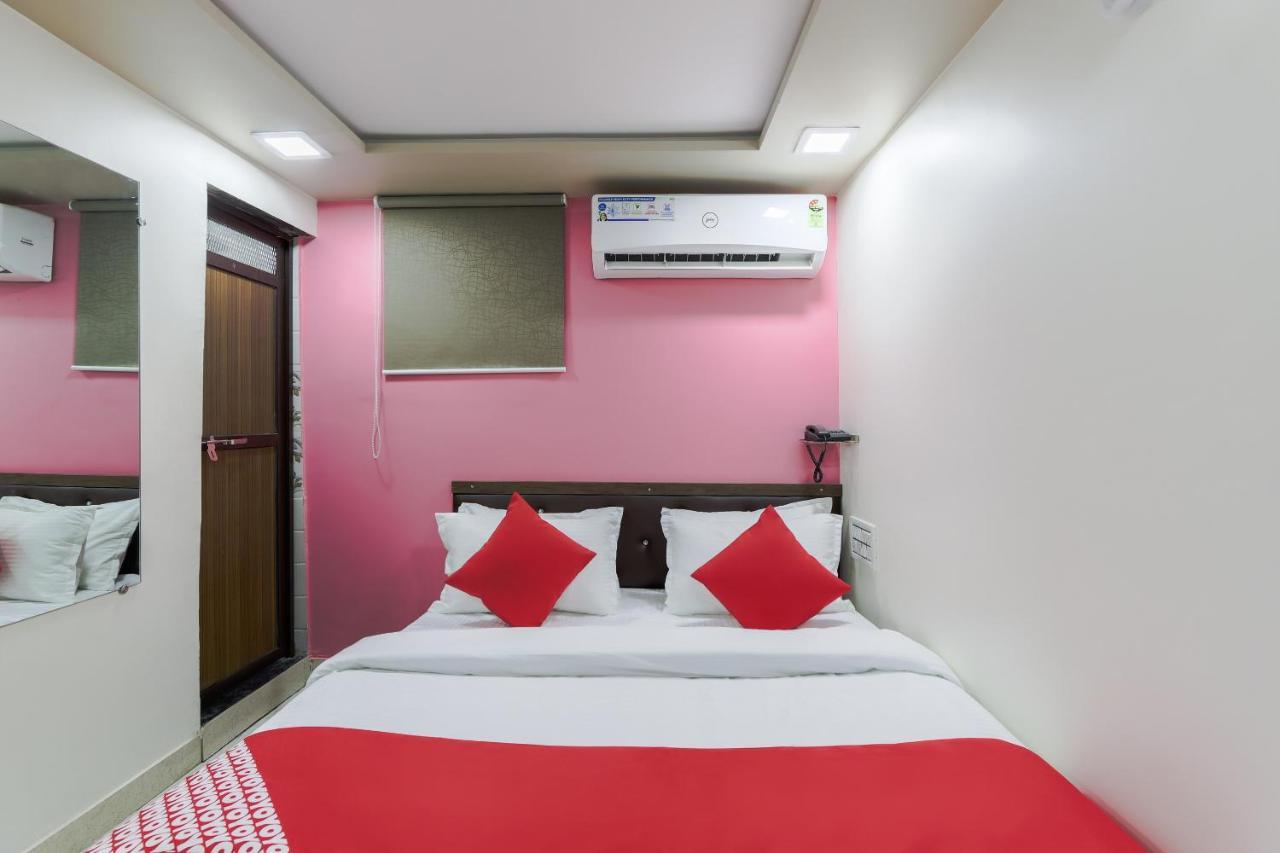 Oyo 47110 Hotel Royal Palace Naroda Buitenkant foto