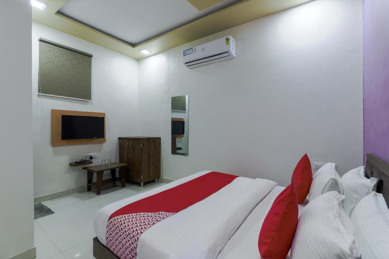 Oyo 47110 Hotel Royal Palace Naroda Buitenkant foto