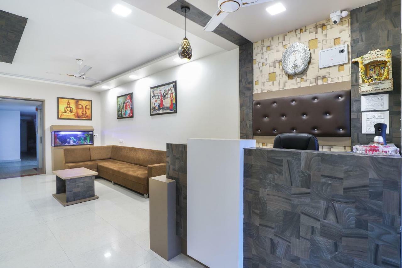 Oyo 47110 Hotel Royal Palace Naroda Buitenkant foto