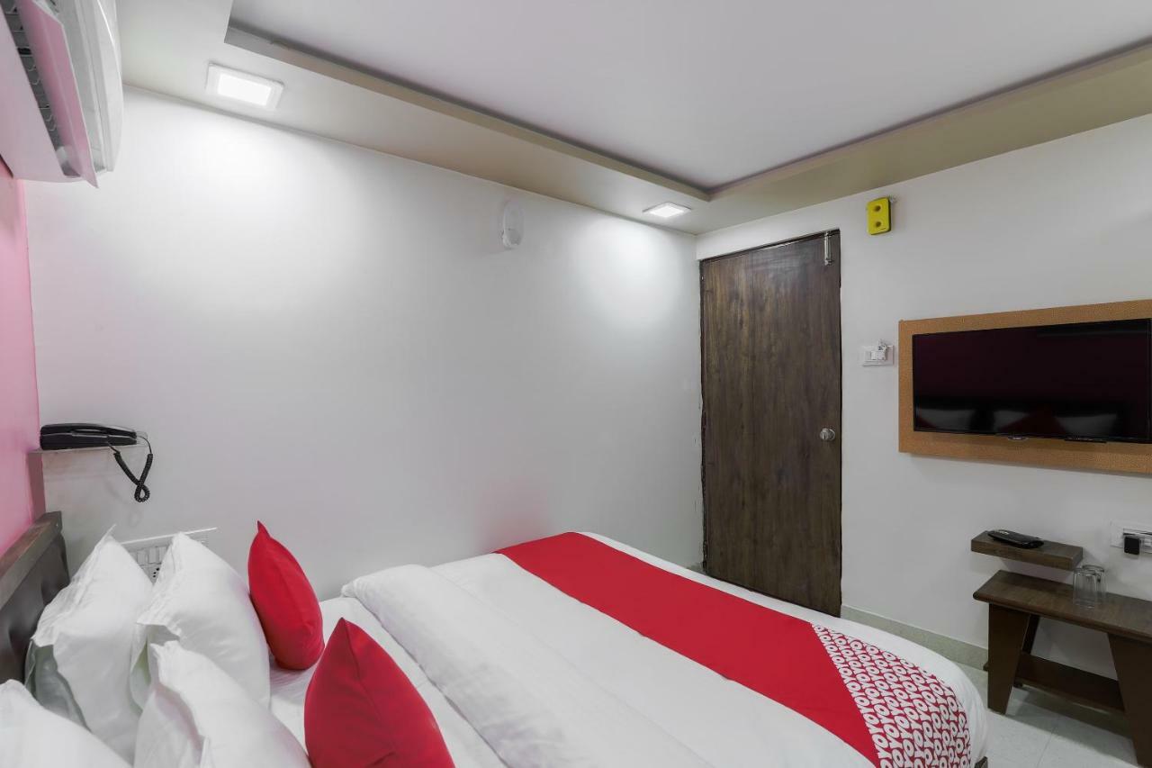 Oyo 47110 Hotel Royal Palace Naroda Buitenkant foto