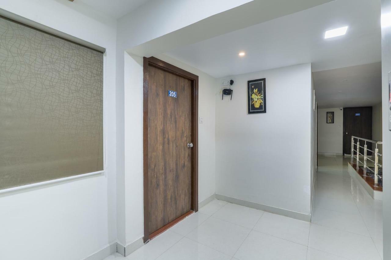 Oyo 47110 Hotel Royal Palace Naroda Buitenkant foto