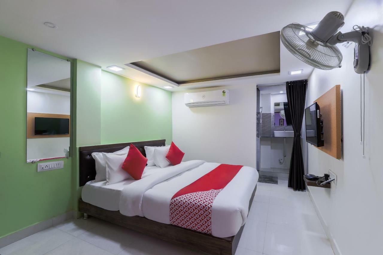 Oyo 47110 Hotel Royal Palace Naroda Buitenkant foto