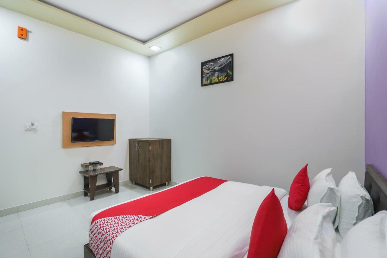 Oyo 47110 Hotel Royal Palace Naroda Buitenkant foto