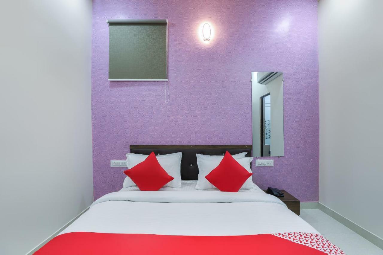 Oyo 47110 Hotel Royal Palace Naroda Buitenkant foto