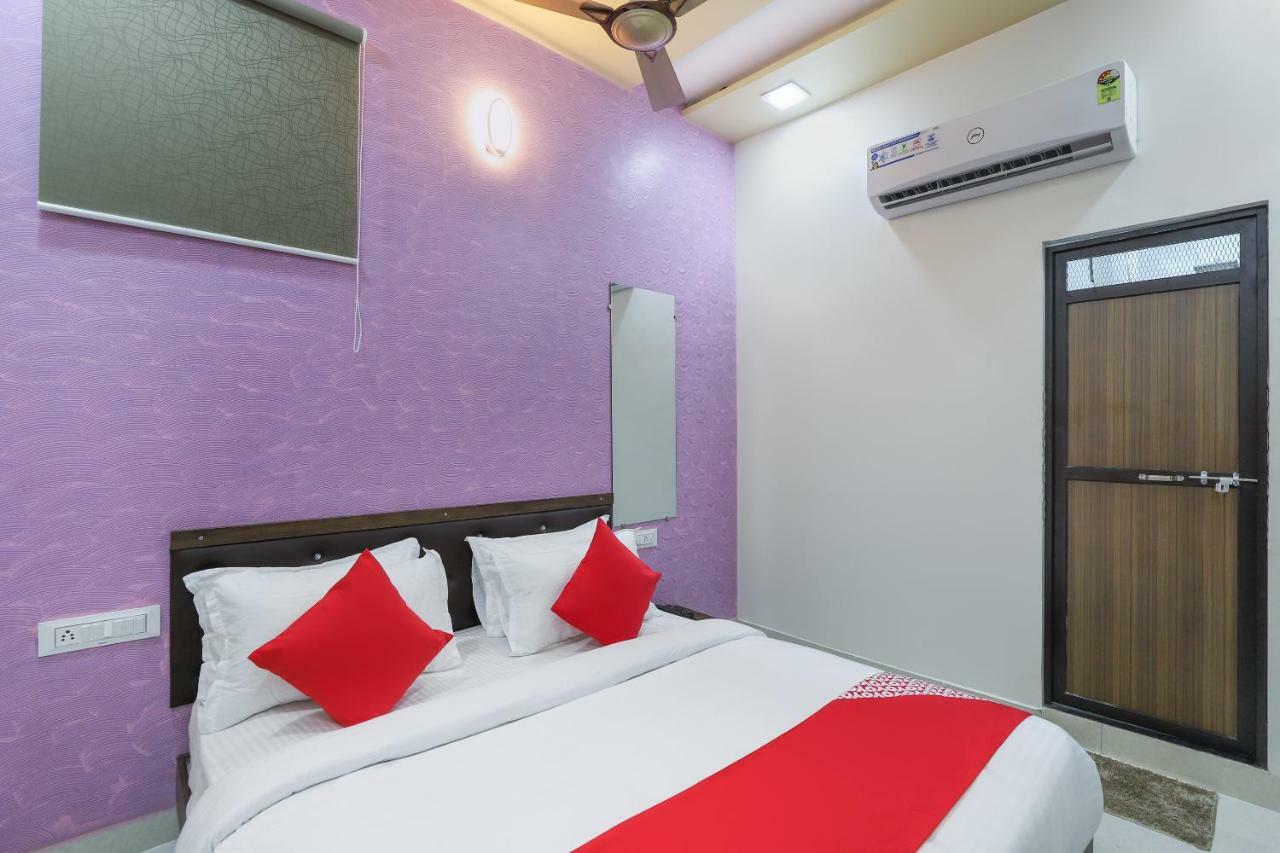 Oyo 47110 Hotel Royal Palace Naroda Buitenkant foto