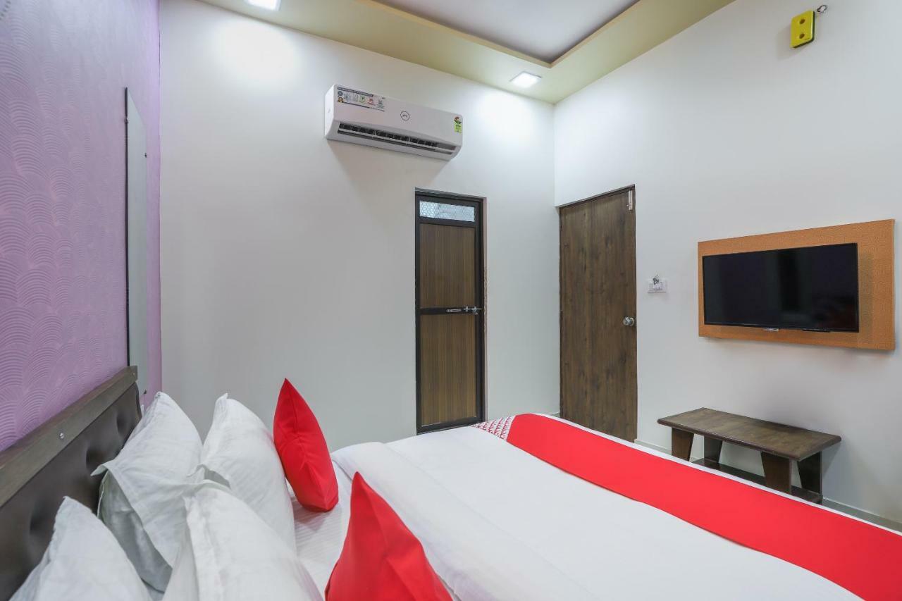 Oyo 47110 Hotel Royal Palace Naroda Buitenkant foto