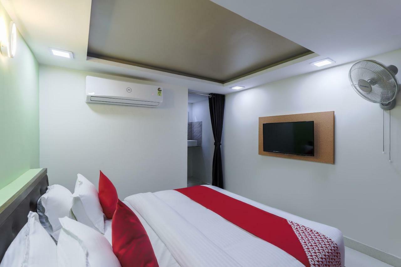 Oyo 47110 Hotel Royal Palace Naroda Buitenkant foto