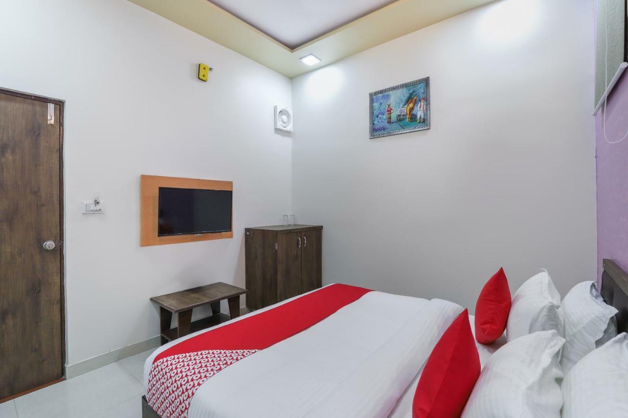 Oyo 47110 Hotel Royal Palace Naroda Buitenkant foto