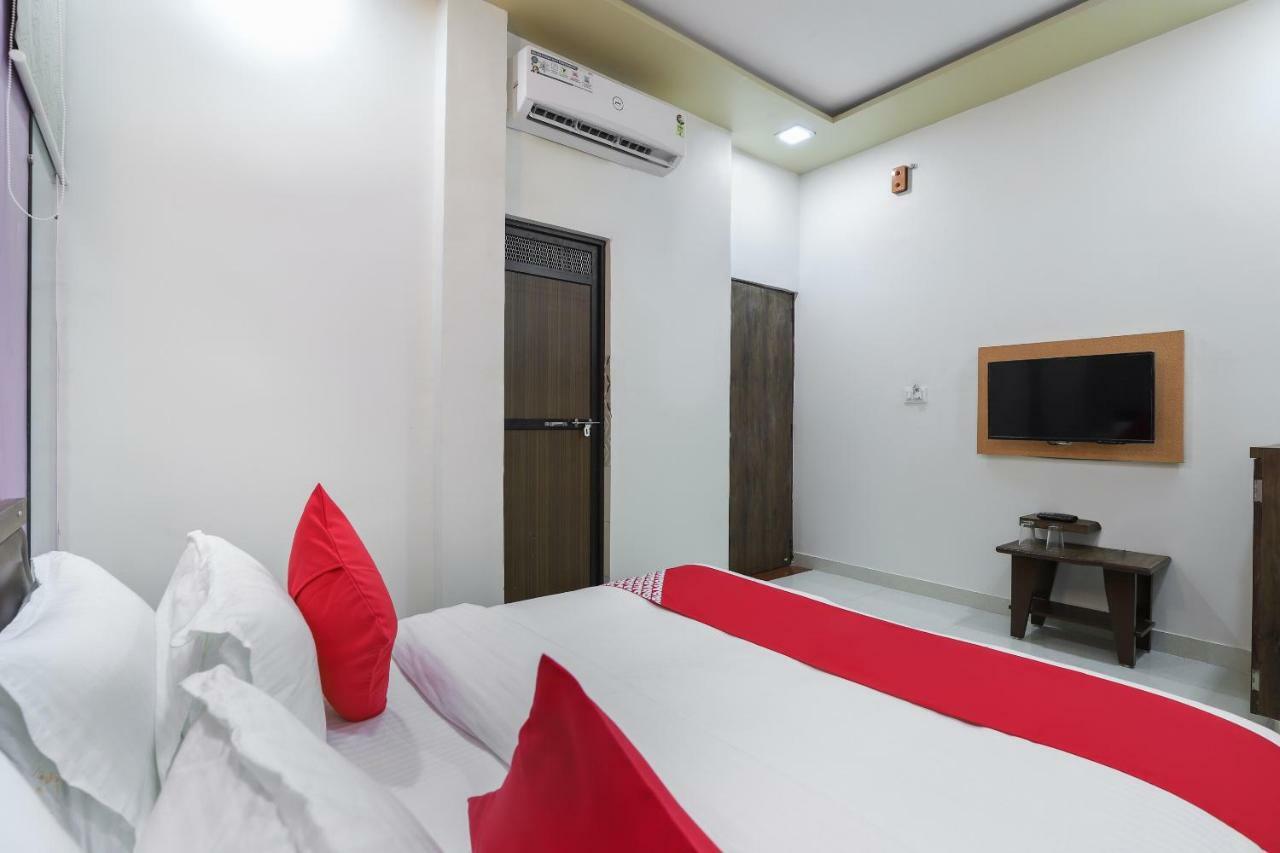 Oyo 47110 Hotel Royal Palace Naroda Buitenkant foto