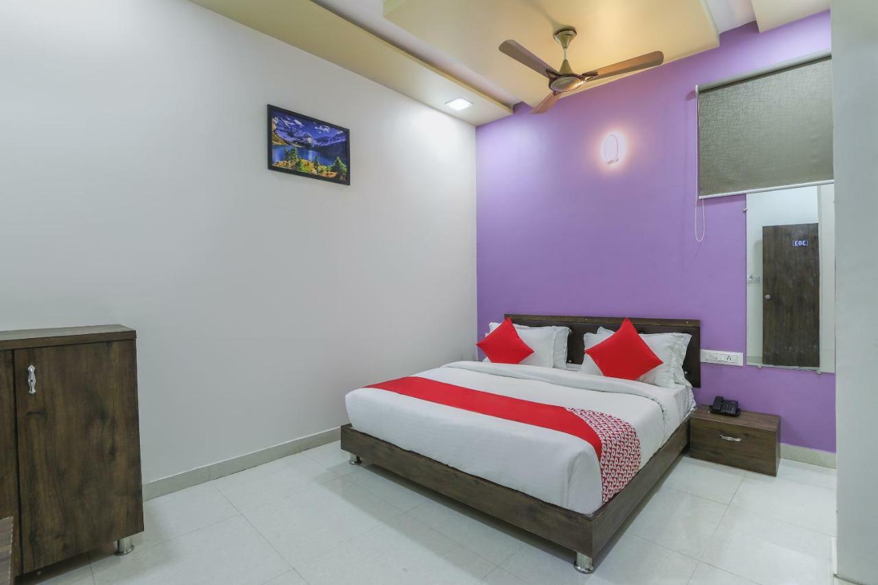Oyo 47110 Hotel Royal Palace Naroda Buitenkant foto