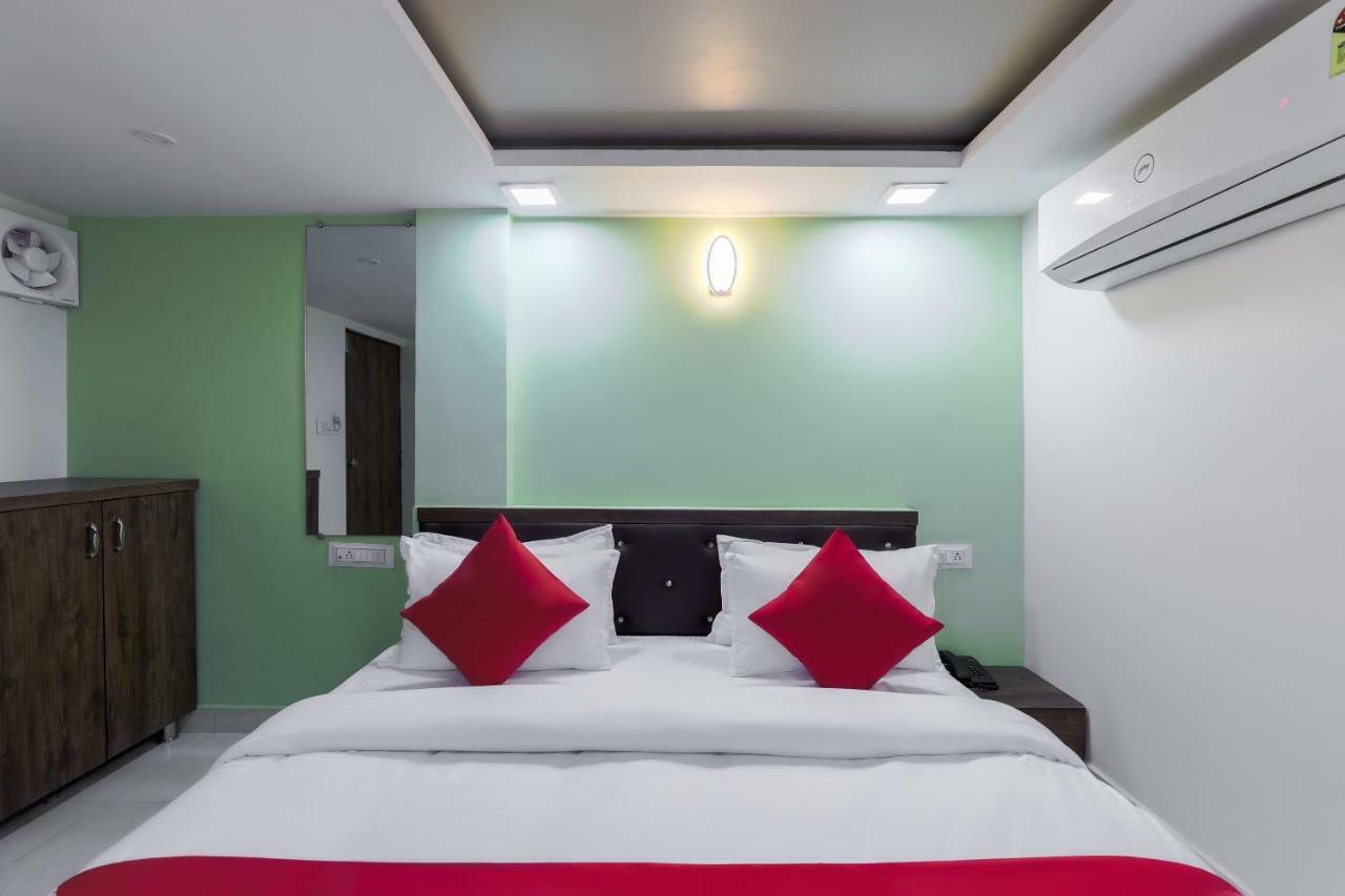 Oyo 47110 Hotel Royal Palace Naroda Buitenkant foto